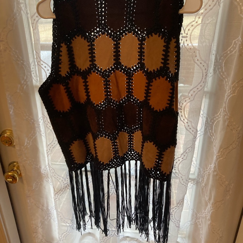 ABS Allen Schwartz Size M Black Crochet Faux Suede Fringe Vest Boho Duster 🖤 - Picture 3 of 3